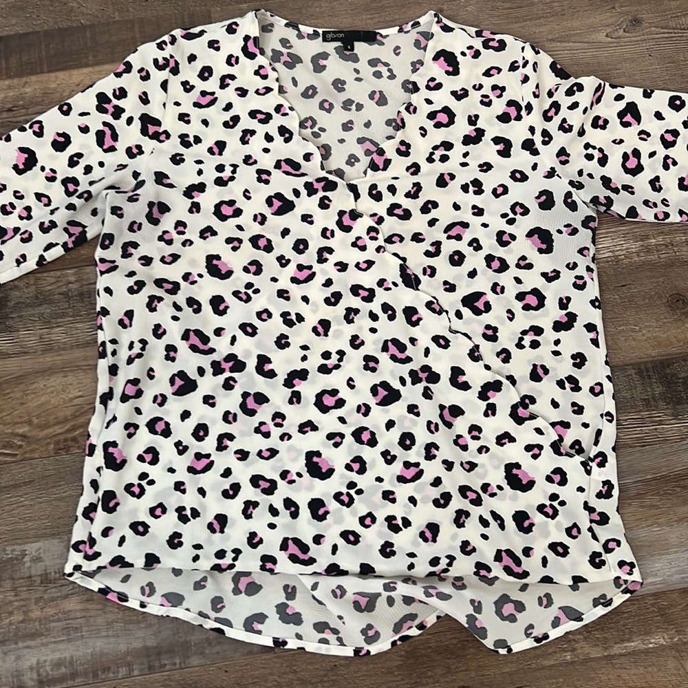 Gibson Blouse white, pink, black leopard